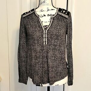Lucky brand black and white V-neck blouse, Sz XS